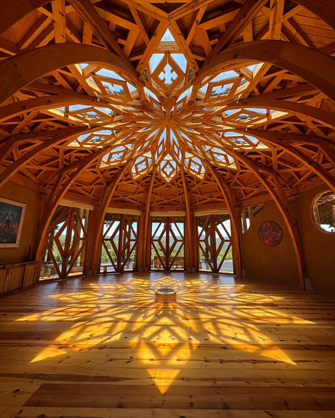 Templo ceremonial de Khungi — el sol entra alineado al cenit sobre el piso de pino