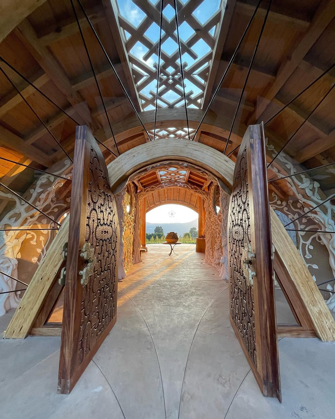 Interior del edificio águila, arcos de pino laminado