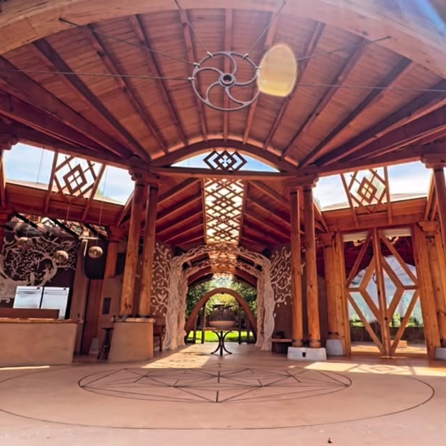 Interior del edificio águila con vitrales y arcos de pino laminado